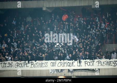 20121207 - LIEGE, BELGIQUE : les supporters de Charleroi photographiés lors du match Jupiler Pro League entre Standard et Charleroi, à Liège, le vendredi 07 décembre 2012, le jour 19 du championnat belge de football. BELGA PHOTO YORICK JANSENS Banque D'Images