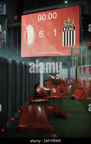 20121207 - LIEGE, BELGIQUE : les partisans de Charleroi ont jeté des chaises sur le terrain lors du match Jupiler Pro League entre Standard et Charleroi, à Liège, le vendredi 07 décembre 2012, le jour 19 du championnat belge de football. BELGA PHOTO JOHN THYS Banque D'Images