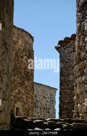 Vieilles maisons en pierre dans un village de montagne Corse Banque D'Images