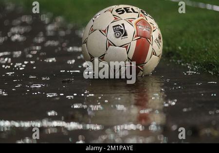 20121222 - GENTBRUGGE, BELGIQUE: Illustrations et ballon sur l'eau pendant le match Jupiler Pro League entre AA Gent et Charleroi, à Gand, samedi 22 décembre 2012, le 21 jour du championnat belge de football. BELGA PHOTO VIRGINIE LEFOUR Banque D'Images