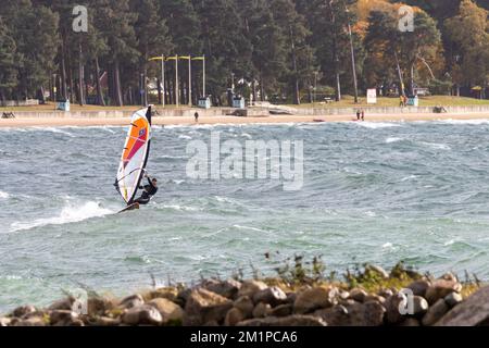 Motala Suède octobre 2022 les surfeurs et les kitesurfers partagent des eaux à Varamon, la plus grande plage du lac des Scandinaves, vent très fort ce jour Banque D'Images