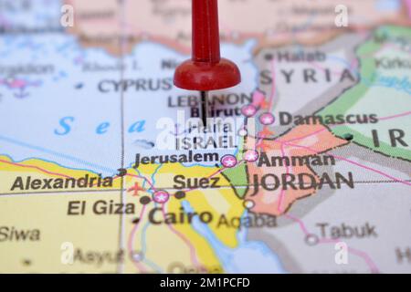 Punaise rouge pointant sur l'emplacement de la carte du monde d'Israël vue rapprochée stock Photograph Banque D'Images