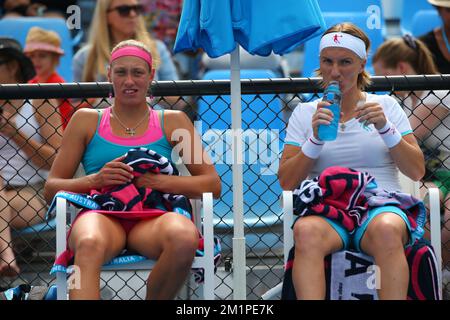 20130118 - MELBOURNE, AUSTRALIE : Belge Yanina Wickmayer et russe Svetlana Kuznetsova photographiés lors du match entre Belge Yanina Wickmayer et russe Svetlana Kuznetsova contre l'espagnol Nuria Llagostera et la chinoise Jie Zheng, lors du deuxième tour du tournoi féminin de l'Open Grand Chelem, Vendredi 18 janvier 2013 à Melbourne Park, Melbourne, Australie. BELGA PHOTO PATRICK HAMILTON Banque D'Images