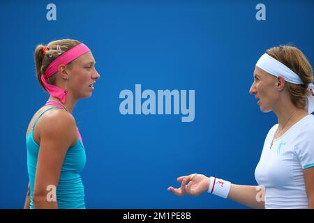 20130118 - MELBOURNE, AUSTRALIE : Belge Yanina Wickmayer et russe Svetlana Kuznetsova photographiés lors du match entre Belge Yanina Wickmayer et russe Svetlana Kuznetsova contre l'espagnol Nuria Llagostera et la chinoise Jie Zheng, lors du deuxième tour du tournoi féminin de l'Open Grand Chelem, Vendredi 18 janvier 2013 à Melbourne Park, Melbourne, Australie. BELGA PHOTO PATRICK HAMILTON Banque D'Images