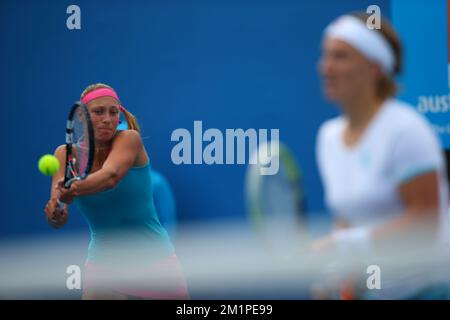 20130118 - MELBOURNE, AUSTRALIE : Belge Yanina Wickmayer et russe Svetlana Kuznetsova photographiés lors du match entre Belge Yanina Wickmayer et russe Svetlana Kuznetsova contre l'espagnol Nuria Llagostera et la chinoise Jie Zheng, lors du deuxième tour du tournoi féminin de l'Open Grand Chelem, Vendredi 18 janvier 2013 à Melbourne Park, Melbourne, Australie. BELGA PHOTO PATRICK HAMILTON Banque D'Images