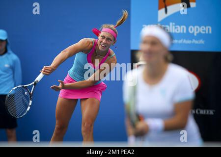 20130118 - MELBOURNE, AUSTRALIE : Belge Yanina Wickmayer et russe Svetlana Kuznetsova photographiés lors du match entre Belge Yanina Wickmayer et russe Svetlana Kuznetsova contre l'espagnol Nuria Llagostera et la chinoise Jie Zheng, lors du deuxième tour du tournoi féminin de l'Open Grand Chelem, Vendredi 18 janvier 2013 à Melbourne Park, Melbourne, Australie. BELGA PHOTO PATRICK HAMILTON Banque D'Images