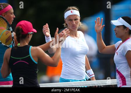 20130118 - MELBOURNE, AUSTRALIE : Belge Yanina Wickmayer et russe Svetlana Kuznetsova photographiés lors du match entre Belge Yanina Wickmayer et russe Svetlana Kuznetsova contre l'espagnol Nuria Llagostera et la chinoise Jie Zheng, lors du deuxième tour du tournoi féminin de l'Open Grand Chelem, Vendredi 18 janvier 2013 à Melbourne Park, Melbourne, Australie. BELGA PHOTO PATRICK HAMILTON Banque D'Images