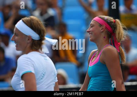 20130118 - MELBOURNE, AUSTRALIE : russe Svetlana Kuznetsova et belge Yanina Wickmayer photographié pendant le match entre belge Yanina Wickmayer et russe Svetlana Kuznetsova contre espagnol Nuria Llagostera et chinois Jie Zheng, lors du second tour du tournoi féminin de l'Open Grand Chelem, Vendredi 18 janvier 2013 à Melbourne Park, Melbourne, Australie. BELGA PHOTO PATRICK HAMILTON Banque D'Images