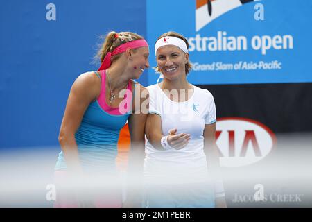 20130118 - MELBOURNE, AUSTRALIE : Belge Yanina Wickmayer et russe Svetlana Kuznetsova photographiés lors du match entre Belge Yanina Wickmayer et russe Svetlana Kuznetsova contre l'espagnol Nuria Llagostera et la chinoise Jie Zheng, lors du deuxième tour du tournoi féminin de l'Open Grand Chelem, Vendredi 18 janvier 2013 à Melbourne Park, Melbourne, Australie. BELGA PHOTO PATRICK HAMILTON Banque D'Images