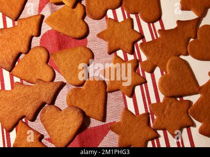 Célébration Lucia, petits gâteaux au pain d'épice sur une table de cuisine. Banque D'Images