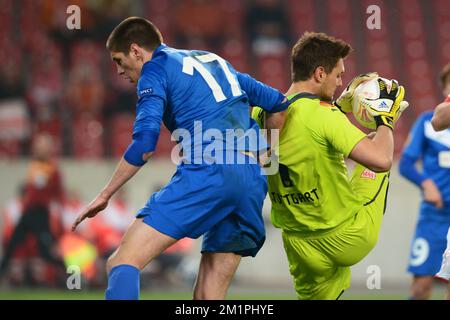 20130214 - STUTTGART, ALLEMAGNE : Jeroen Simaeys de Genk et Sven Ulreich, gardien de but de Stuttgart, se battent pour le ballon lors de la première partie du match final de l'Europa League 1/16 entre l'équipe belge de football de première division KRC Racing Genk et le club allemand VfB Stuttgart, le jeudi 14 février 2013 à Stuttgart, Allemagne. BELGA PHOTO YORICK JANSENS Banque D'Images