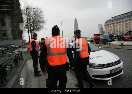 Cette illustration montre des filtres de police dans le centre de Bruxelles après le vol d'aéroport qui a eu lieu le 19th février 2013 et au cours duquel 50 millions d'euros ont été volés, mardi 19 février 2013. Banque D'Images