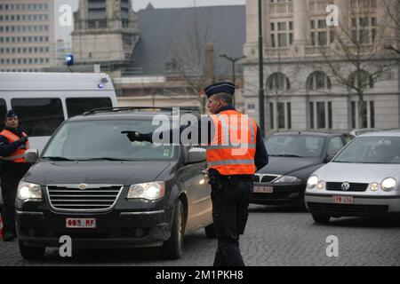 Cette illustration montre des filtres de police dans le centre de Bruxelles après le vol d'aéroport qui a eu lieu le 19th février 2013 et au cours duquel 50 millions d'euros ont été volés, mardi 19 février 2013. Banque D'Images