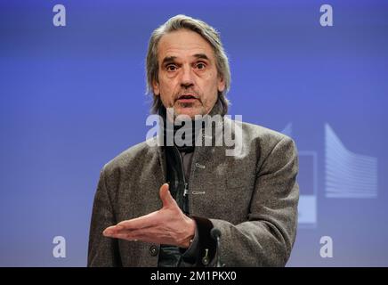 20130307 - BRUXELLES, BELGIQUE: L'acteur britannique Jeremy Irons (L) parle des déchets plastiques à la Commission européenne l'acteur britannique Jeremy Irons a été invité par la Commission européenne à parler des déchets plastiques. Jeremy Irons a produit un documentaire intitulé « trashed », livre vert sur les déchets plastiques dans le monde, jeudi 07 mars 2013 à Bruxelles. BELGA PHOTO OLIVIER VIN Banque D'Images