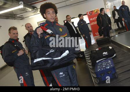 Axel Witsel en Belgique en photo et à l'arrivée de l'équipe nationale belge de football « Red Devils » à l'aéroport de Skopje, République de Macédoine, jeudi 21 mars 2013. Demain, l'équipe joue un match contre la Macédoine, dans le cadre des matchs de qualification pour la coupe du monde de la FIFA 2014. BELGA PHOTO DIRK WAEM Banque D'Images