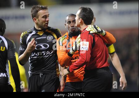 L'arbitre Alexandre Boucaut (R) parle à 01 le gardien de but de Lokeren, Barry Boubacar Copa, lors du match de la Jupiler Pro League de Play-Off 1, entre Sporting Lokeren et Club Brugge Banque D'Images