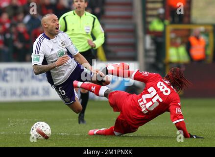 Demy de Zeeuw d'Anderlecht et Antonio Pereira dos Santos 'Kanu' de Standard combattent pour le ballon lors du match de jeu 1 de Jupiler Pro League entre Standard de Liège et RSC Anderlecht, à Liège Banque D'Images