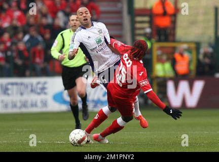 Demy de Zeeuw d'Anderlecht et Antonio Pereira dos Santos 'Kanu' de Standard combattent pour le ballon lors du match de jeu 1 de Jupiler Pro League entre Standard de Liège et RSC Anderlecht, à Liège Banque D'Images