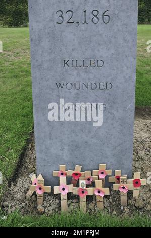 Pierre commémorative au Parc de la paix de l'île d'Irlande, site de la première Guerre mondiale à Mesen, Belgique | Pierre commémorative dans le Parc de paix de l'ÃŽle d'Irlande à Messines / Mesen, Belgique 02/08/2011 Banque D'Images