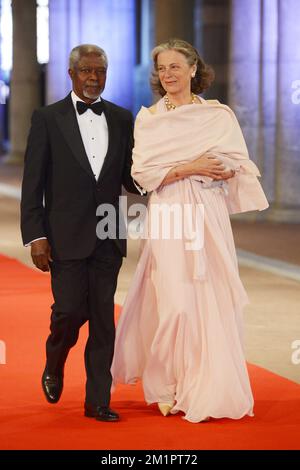 L'ancien Secrétaire général des Nations Unies, Kofi Annan, et son épouse arrivent pour un dîner à l'occasion de l'abdication de la Reine néerlandaise Beatrix et de l'investiture du Prince Willem Alexander en tant que Roi demain, lundi 29 avril 2013, au Rijksmuseum, à Amsterdam, aux pays-Bas. Banque D'Images