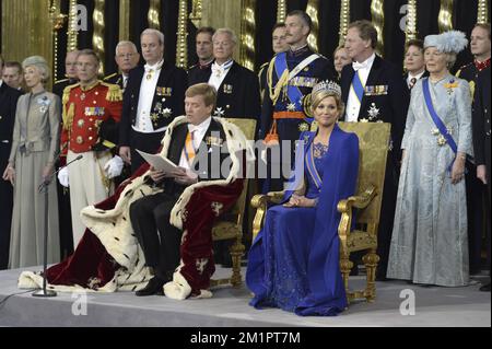 Le roi Willem-Alexander prononce un discours à côté de sa femme, la reine Maxima, lors de son investiture en tant que roi, le mardi 30 avril 2013, à Nieuwe Kerk (nouvelle église) à Amsterdam, aux pays-Bas. La Reine néerlandaise Beatrix, qui a dirigé les pays-Bas pendant 33 ans, a annoncé le 28 janvier 2013 son abdication du trône en faveur de son fils, le Prince Willem-Alexander. BELGA PHOTO POOL ROBIN UTRECHT Banque D'Images