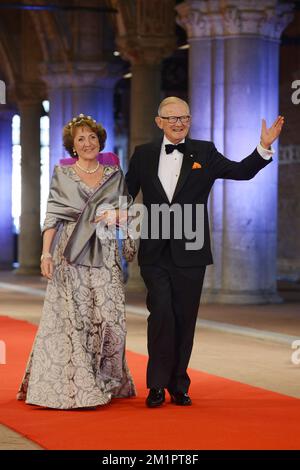 La princesse Margriet des pays-Bas (sœur de la reine Beatrix) et son mari le professeur Pieter van Vollenhoven arrivent pour un dîner à l'occasion de l'abdication de la reine Beatrix néerlandaise et de l'investiture du prince Willem Alexander en tant que roi demain, lundi 29 avril 2013, au Rijksmuseum, à Amsterdam, Pays-Bas. Banque D'Images