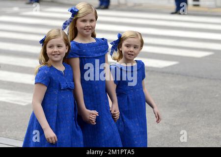 La princesse Catharina-Amalia des pays-Bas (C), la princesse Alexia (L) et la princesse Ariane arrivent pour l'investiture du prince Willem Alexander en tant que roi, mardi 30 avril 2013, à Amsterdam, aux pays-Bas. La Reine néerlandaise Beatrix, qui a dirigé les pays-Bas pendant 33 ans, a annoncé le 28 janvier 2013 son abdication du trône en faveur de son fils, le Prince Willem-Alexander. Banque D'Images