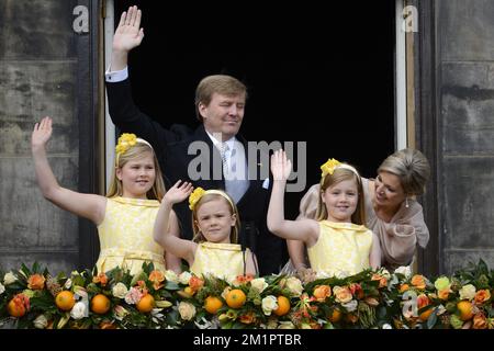 La princesse de la Couronne Catharina-Amalia des pays-Bas, la princesse Ariane des pays-Bas, le roi Willem-Alexander des pays-Bas, la princesse Alexia des pays-Bas et la reine Maxima des pays-Bas photographiés sur le balcon lors de l'investiture du prince Willem Alexander en tant que roi, le mardi 30 avril 2013, à Amsterdam, aux pays-Bas. La Reine néerlandaise Beatrix, qui a dirigé les pays-Bas pendant 33 ans, a annoncé le 28 janvier 2013 son abdication du trône en faveur de son fils, le Prince Willem-Alexander. Banque D'Images