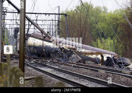 L'illustration montre le train épaté à Wetteren, samedi 11 mai 2013. Dans la nuit du vendredi 3 au samedi 4 mai, un train de marchandises a déraillé et explosé sur une voie près de Schellebelle (partie de Wichelen, Wetteren). Le train contenait le produit chimique acrylonitrile, un fluide toxique et inflammable qui peut causer des problèmes respiratoires. Les services d'urgence ont évacué quelque 2000 000 résidents. Un résident local est décédé et en une semaine, 397 personnes ont été hospitalisées pour intoxication et contrôle. Banque D'Images