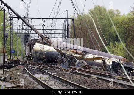 L'illustration montre le train épaté à Wetteren, samedi 11 mai 2013. Dans la nuit du vendredi 3 au samedi 4 mai, un train de marchandises a déraillé et explosé sur une voie près de Schellebelle (partie de Wichelen, Wetteren). Le train contenait le produit chimique acrylonitrile, un fluide toxique et inflammable qui peut causer des problèmes respiratoires. Les services d'urgence ont évacué quelque 2000 000 résidents. Un résident local est décédé et en une semaine, 397 personnes ont été hospitalisées pour intoxication et contrôle. Banque D'Images