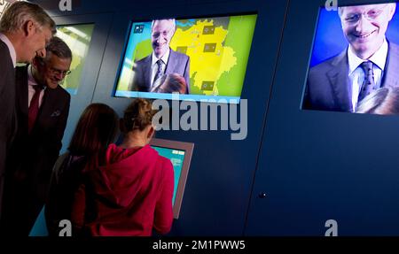 Le prince héritier Philippe de Belgique pose comme homme météorologique alors que le couple royal assiste à l'ouverture officielle d'une nouvelle extension de Technopolis, appelée Xplora et Inspirience, vendredi 17 mai 2013. Technopolis, centre d'interaction flamand pour la science, étend son espace de 1/3 avec ces deux nouvelles zones. Banque D'Images