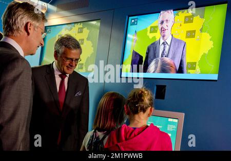 Le prince héritier Philippe de Belgique pose comme homme météorologique alors que le couple royal assiste à l'ouverture officielle d'une nouvelle extension de Technopolis, appelée Xplora et Inspirience, vendredi 17 mai 2013. Technopolis, centre d'interaction flamand pour la science, étend son espace de 1/3 avec ces deux nouvelles zones. Banque D'Images