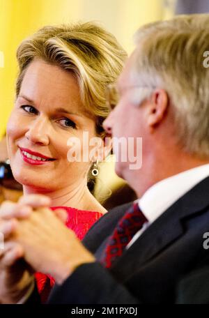 La princesse Mathilde de Belgique sourit à son mari le prince héritier Philippe lors d'une cérémonie de remise de la fondation Roi Baudouin pour le développement en afrique, au Palais Royal, à Bruxelles, le mercredi 22 mai 2013. BELGA PHOTO BENOIT DOPPAGNE Banque D'Images