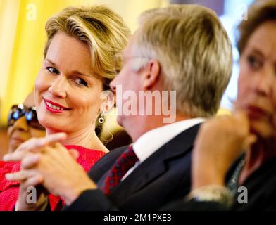 La princesse Mathilde de Belgique sourit à son mari le prince héritier Philippe lors d'une cérémonie de remise de la fondation Roi Baudouin pour le développement en afrique, au Palais Royal, à Bruxelles, le mercredi 22 mai 2013. BELGA PHOTO BENOIT DOPPAGNE Banque D'Images