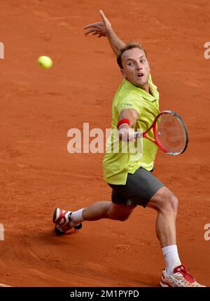 20130526 - PARIS, FRANCE: Le Belge Steve Darcis en action pendant le match entre le Belge Steve Darcis (ATP 112) et le Français Michael Llodra (ATP 55) lors du premier tour du tournoi Roland Garros 2013, au stade Roland Garros à Paris, le dimanche 26 mai 2013. Le tournoi de tennis Roland Garros Grand Chelem se déroule du 21 mai au 09 juin 2013. BELGA PHOTO ERIC LALMAND Banque D'Images