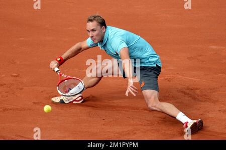 20130526 - PARIS, FRANCE: Le Belge Steve Darcis en action pendant le match entre le Belge Steve Darcis (ATP 112) et le Français Michael Llodra (ATP 55) lors du premier tour du tournoi Roland Garros 2013, au stade Roland Garros à Paris, le dimanche 26 mai 2013. Le tournoi de tennis Roland Garros Grand Chelem se déroule du 21 mai au 09 juin 2013. BELGA PHOTO ERIC LALMAND Banque D'Images