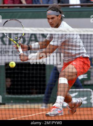 20130527 - PARIS, FRANCE : Rafael Nadal en Espagne en action pendant le match entre Rafael Nadal en Espagne et Daniel Brands en Allemagne lors de la première partie du tournoi Roland Garros 2013 de tennis en France, au stade Roland Garros à Paris, le lundi 27 mai 2013. Le tournoi de tennis Roland Garros Grand Chelem se déroule du 21 mai au 09 juin 2013. BELGA PHOTO ERIC LALMAND Banque D'Images