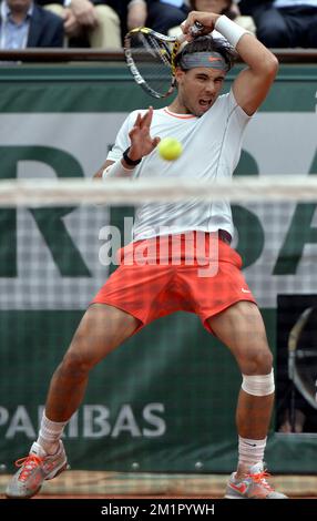 20130527 - PARIS, FRANCE : Rafael Nadal en Espagne en action pendant le match entre Rafael Nadal en Espagne et Daniel Brands en Allemagne lors de la première partie du tournoi Roland Garros 2013 de tennis en France, au stade Roland Garros à Paris, le lundi 27 mai 2013. Le tournoi de tennis Roland Garros Grand Chelem se déroule du 21 mai au 09 juin 2013. BELGA PHOTO ERIC LALMAND Banque D'Images