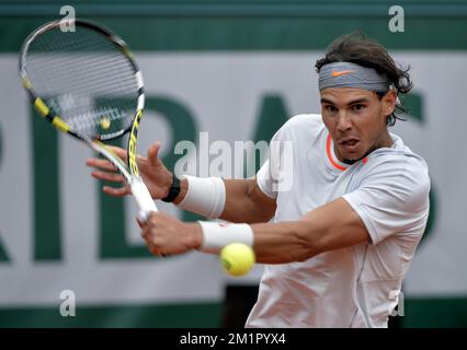 20130527 - PARIS, FRANCE : Rafael Nadal en Espagne en action pendant le match entre Rafael Nadal en Espagne et Daniel Brands en Allemagne lors de la première partie du tournoi Roland Garros 2013 de tennis en France, au stade Roland Garros à Paris, le lundi 27 mai 2013. Le tournoi de tennis Roland Garros Grand Chelem se déroule du 21 mai au 09 juin 2013. BELGA PHOTO ERIC LALMAND Banque D'Images