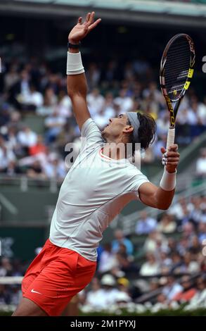 20130527 - PARIS, FRANCE : Rafael Nadal d'Espagne sert pendant le match entre Rafael Nadal d'Espagne et Daniel Brands d'Allemagne lors de la première partie du tournoi Roland Garros 2013 ouvert au tennis français, au stade Roland Garros de Paris, le lundi 27 mai 2013. Le tournoi de tennis Roland Garros Grand Chelem se déroule du 21 mai au 09 juin 2013. BELGA PHOTO ERIC LALMAND Banque D'Images