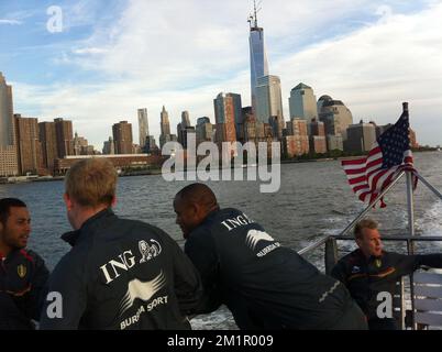 20130528 - NEW YORK, ETATS-UNIS: Distribuez la photo publiée le mardi 28 mai 2013, par 'belgianfootball' montre les Red Devils, l'équipe nationale belge de football, lors d'une excursion en bateau sur le fleuve Hudson à New York, Etats-Unis, le mardi 28 mai 2013. L'équipe se trouve actuellement dans un camp d'entraînement à Newark, dans le New Jersey, préparant son match de qualification pour la coupe du monde de la FIFA 2014 contre la Serbie sur 7 juin. BELGA PHOTO HANDOUT BELGIANFOOTBALL Banque D'Images