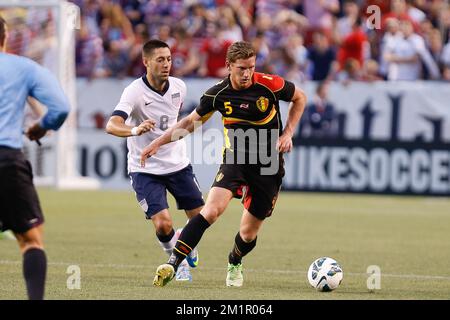 Clint Dempsey et Jan Vertonghen de Belgique se battent pour le ballon lors d'un match amical de l'équipe nationale belge contre les États-Unis dans le FirstEnergyStadium à Cleveland, États-Unis, le mercredi 29 mai 2013. Les Red Devils se préparent à leur jeu de qualification pour la coupe du monde de la FIFA 2014 contre la Serbie sur 7 juin. Banque D'Images