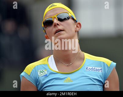 Le Belge Kirsten Flipkens réagit lors du match entre l'Italien Francesca Schiavone (WTA 50) et le Belge Kirsten Flipkens (WTA 21) lors du deuxième tour du tournoi Roland Garros 2013, ouvert au tennis français, au stade Roland Garros à Paris, le vendredi 31 mai 2013. Le tournoi de tennis Roland Garros Grand Chelem se déroule du 21 mai au 09 juin 2013. BELGA PHOTO ERIC LALMAND Banque D'Images