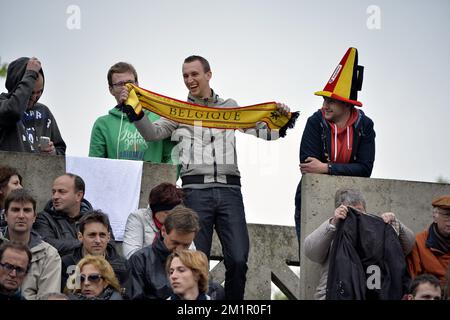 Les supporters belges photographiés lors du match entre l'Italien Francesca Schiavone (WTA 50) et le Belge Kirsten Flipkens (WTA 21) lors du deuxième tour du tournoi Roland Garros 2013, ouvert au tennis français, au stade Roland Garros à Paris, le vendredi 31 mai 2013. Le tournoi de tennis Roland Garros Grand Chelem se déroule du 21 mai au 09 juin 2013. BELGA PHOTO ERIC LALMAND Banque D'Images