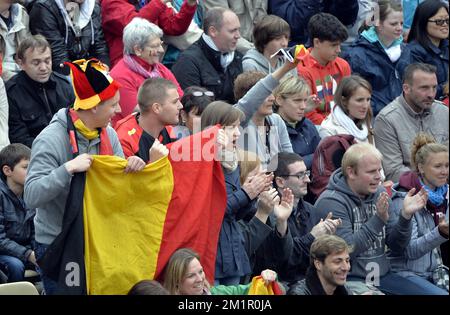 Les fans belges photographiés lors du match entre l'Italien Francesca Schiavone (WTA 50) et le Belge Kirsten Flipkens (WTA 21) lors du deuxième tour du tournoi Roland Garros 2013, ouvert au stade Roland Garros à Paris, le vendredi 31 mai 2013. Le tournoi de tennis Roland Garros Grand Chelem se déroule du 21 mai au 09 juin 2013. BELGA PHOTO ERIC LALMAND Banque D'Images