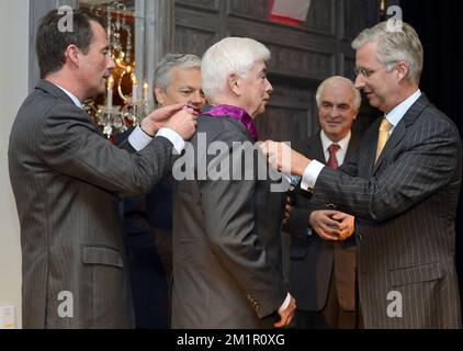 Christopher Dodd, ancien sénateur et président-directeur général de la Motion Picture Association of America reçoit l'ordre de décoration Leopold du prince héritier Philippe de Belgique, le mardi 04 juin 2013, lors d'une mission économique du prince Philippe de Belgique aux États-Unis. BELGA PHOTO DIRK WAEM Banque D'Images