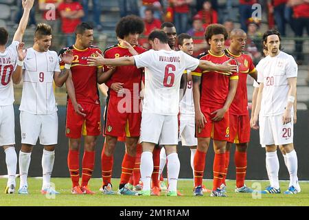 Branislav Ivanovic de Serbie devant un mur de joueurs photographiés lors d'un match de l'équipe nationale belge de football "Red Devils" contre l'équipe nationale serbe de football, vendredi 07 juin 2013 à Bruxelles. Le jeu fait partie des matchs de qualification pour la coupe du monde de la FIFA 2014. Banque D'Images