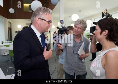 Le Prince Laurent de Belgique s'entretient avec la presse lors d'une visite royale pour l'ouverture de la résidence 'iddelpunt' de l'association ALS (Amyotrophfische Lateraal sclérose) Liga Belgie, à Middelkerke, vendredi 21 juin 2013. BELGA PHOTO KURT DESPLENTER Banque D'Images