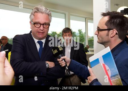 Le Prince Laurent de Belgique s'entretient avec la presse lors d'une visite royale pour l'ouverture de la résidence 'iddelpunt' de l'association ALS (Amyotrophfische Lateraal sclérose) Liga Belgie, à Middelkerke, vendredi 21 juin 2013. BELGA PHOTO KURT DESPLENTER Banque D'Images