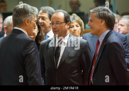 Le chancelier fédéral autrichien Werner Faymann et le président français François Hollande ont pris la photo lors de la table ronde au début d'une réunion du conseil européen le deuxième jour du sommet des chefs d'État et de gouvernement de l'UE, au siège de l'UE à Bruxelles, le vendredi 28 juin 2013. Banque D'Images